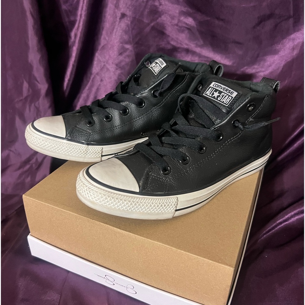 Leather Chuck Tayler high tops Men’s 7 -woman’s 9